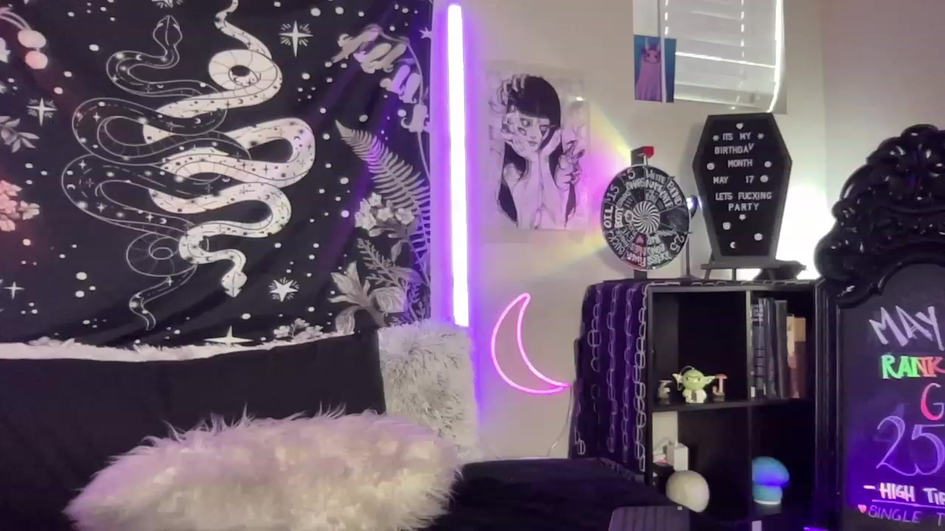 Gallery image thumbnail from RileyWoods's myfreecams stream on, 05/12/2023, 01:16 image 19 of 20