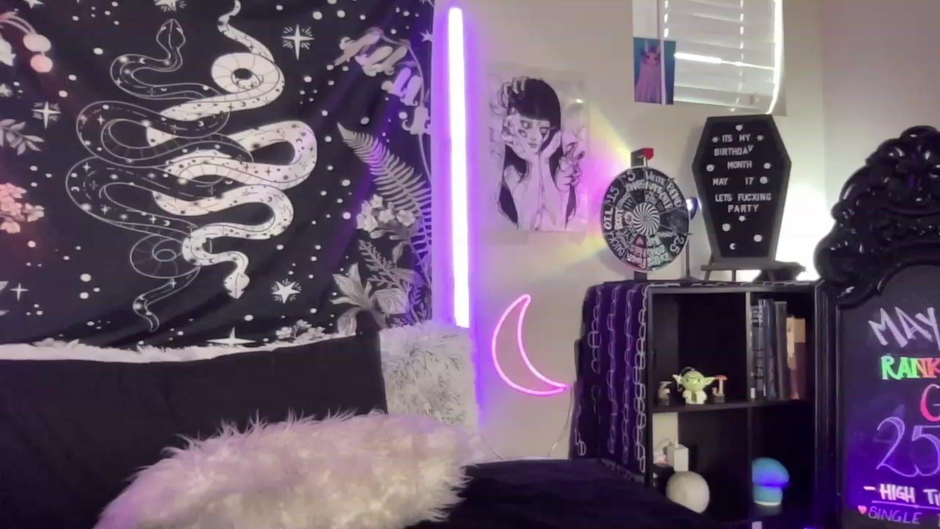 Gallery image thumbnail from RileyWoods's myfreecams stream on, 05/12/2023, 01:16 image 4 of 20