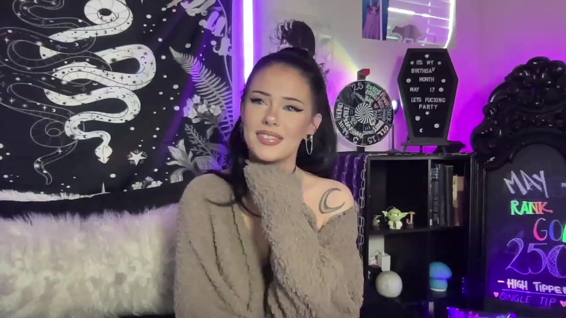Gallery image thumbnail from RileyWoods's myfreecams stream on, 05/13/2023, 01:02 image 14 of 20