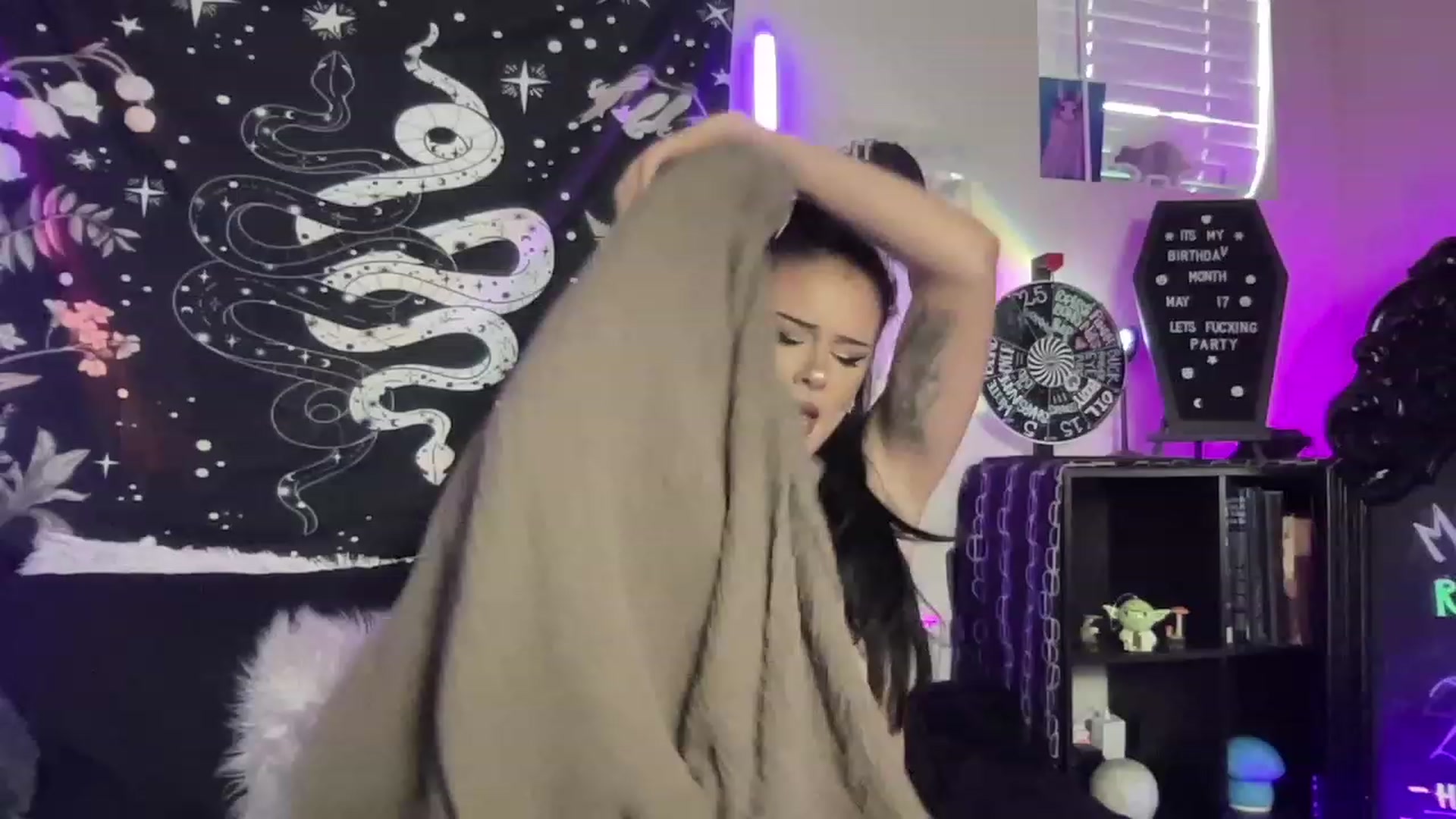 Gallery image thumbnail from RileyWoods's myfreecams stream on, 05/13/2023, 01:02 image 7 of 20