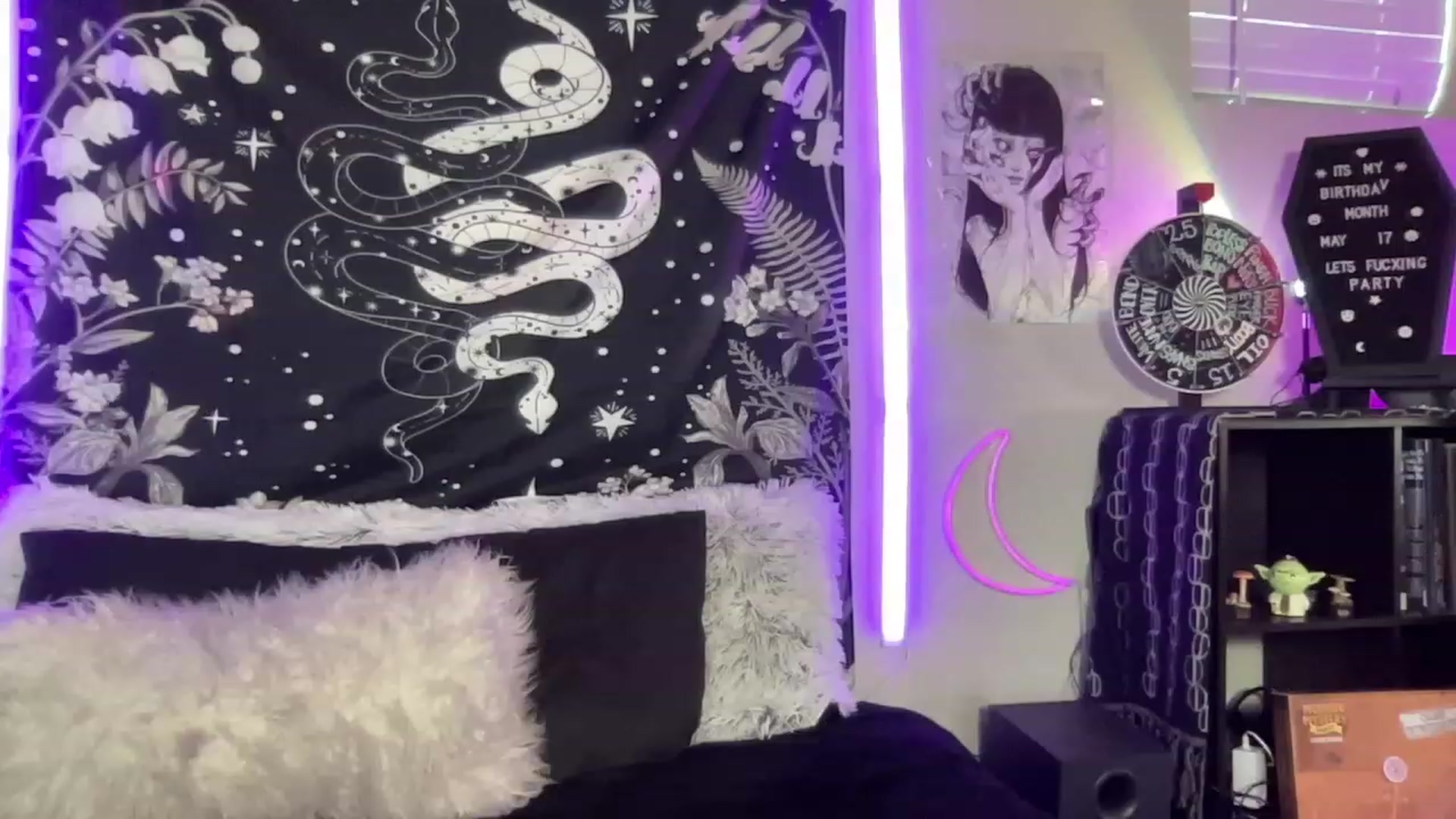 Gallery image thumbnail from RileyWoods's myfreecams stream on, 05/15/2023, 03:20 image 11 of 20