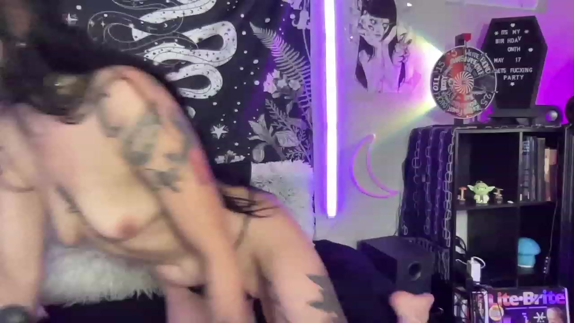 Gallery image thumbnail from RileyWoods's myfreecams stream on, 05/16/2023, 02:58 image 12 of 20