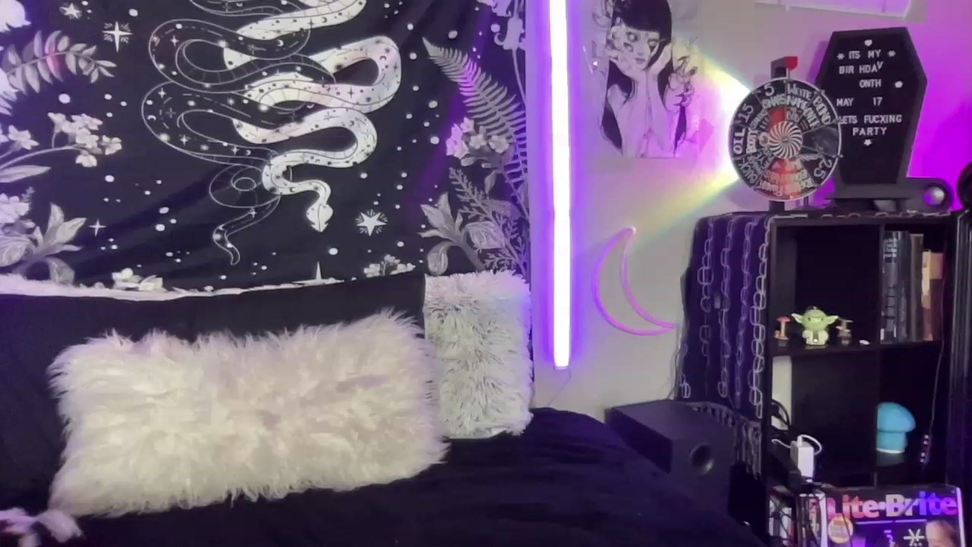 Gallery image thumbnail from RileyWoods's myfreecams stream on, 05/16/2023, 02:58 image 14 of 20