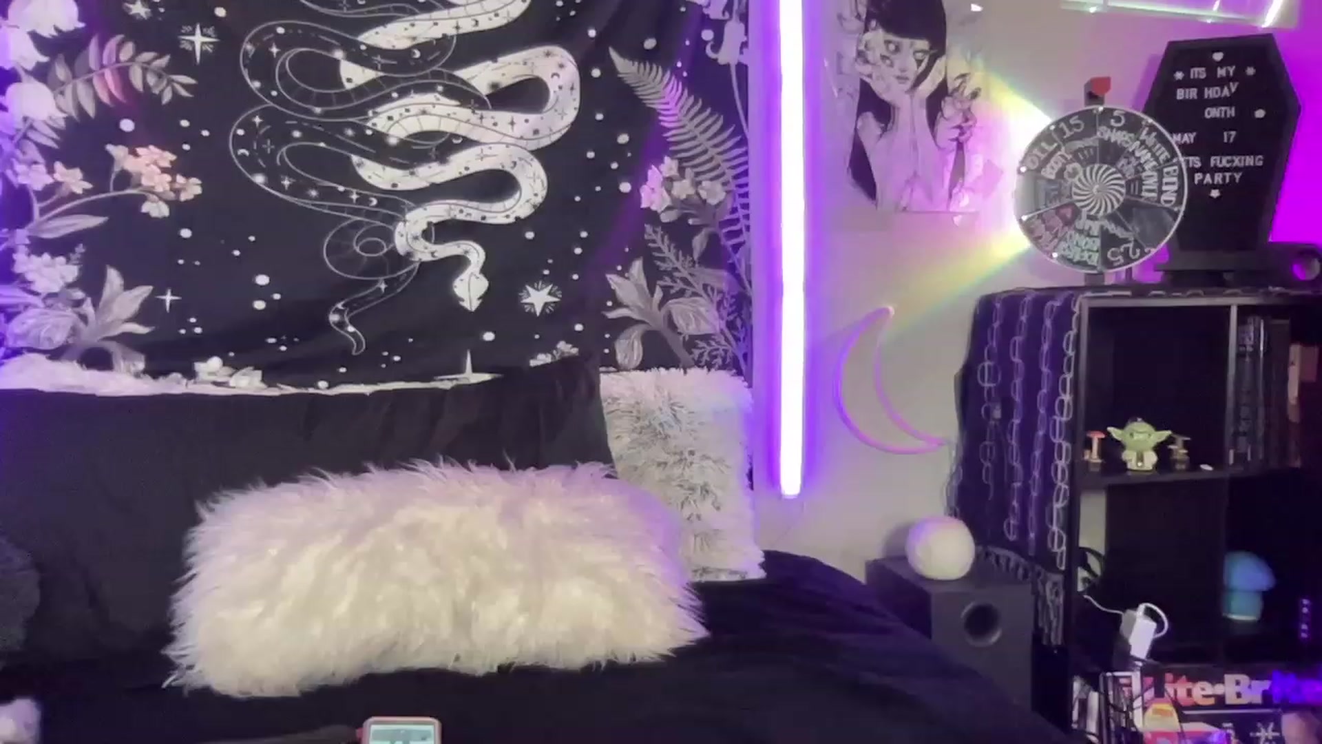 Gallery image thumbnail from RileyWoods's myfreecams stream on, 05/17/2023, 24:06 image 19 of 20