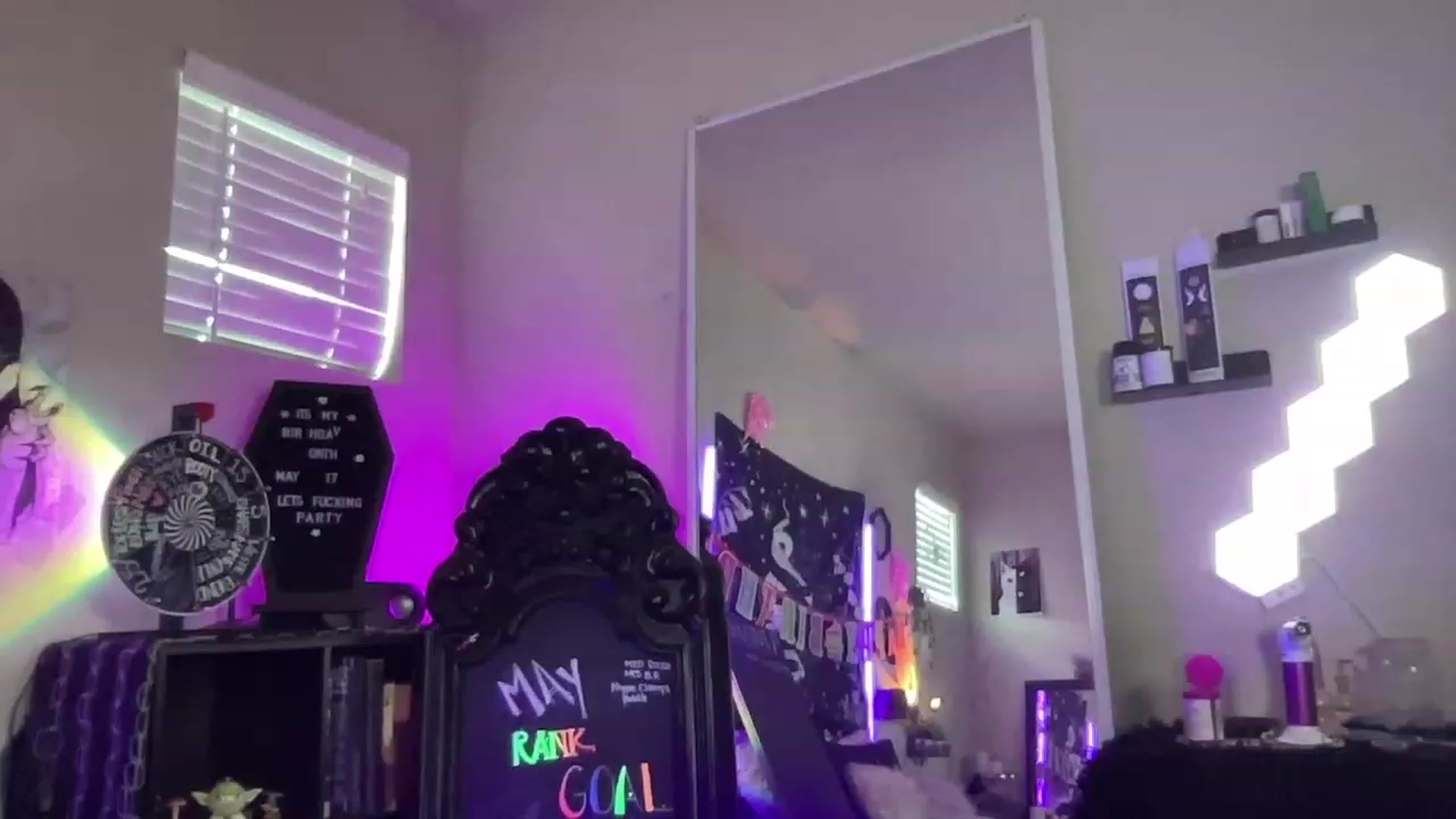 Gallery image thumbnail from RileyWoods's myfreecams stream on, 05/18/2023, 24:09 image 5 of 20