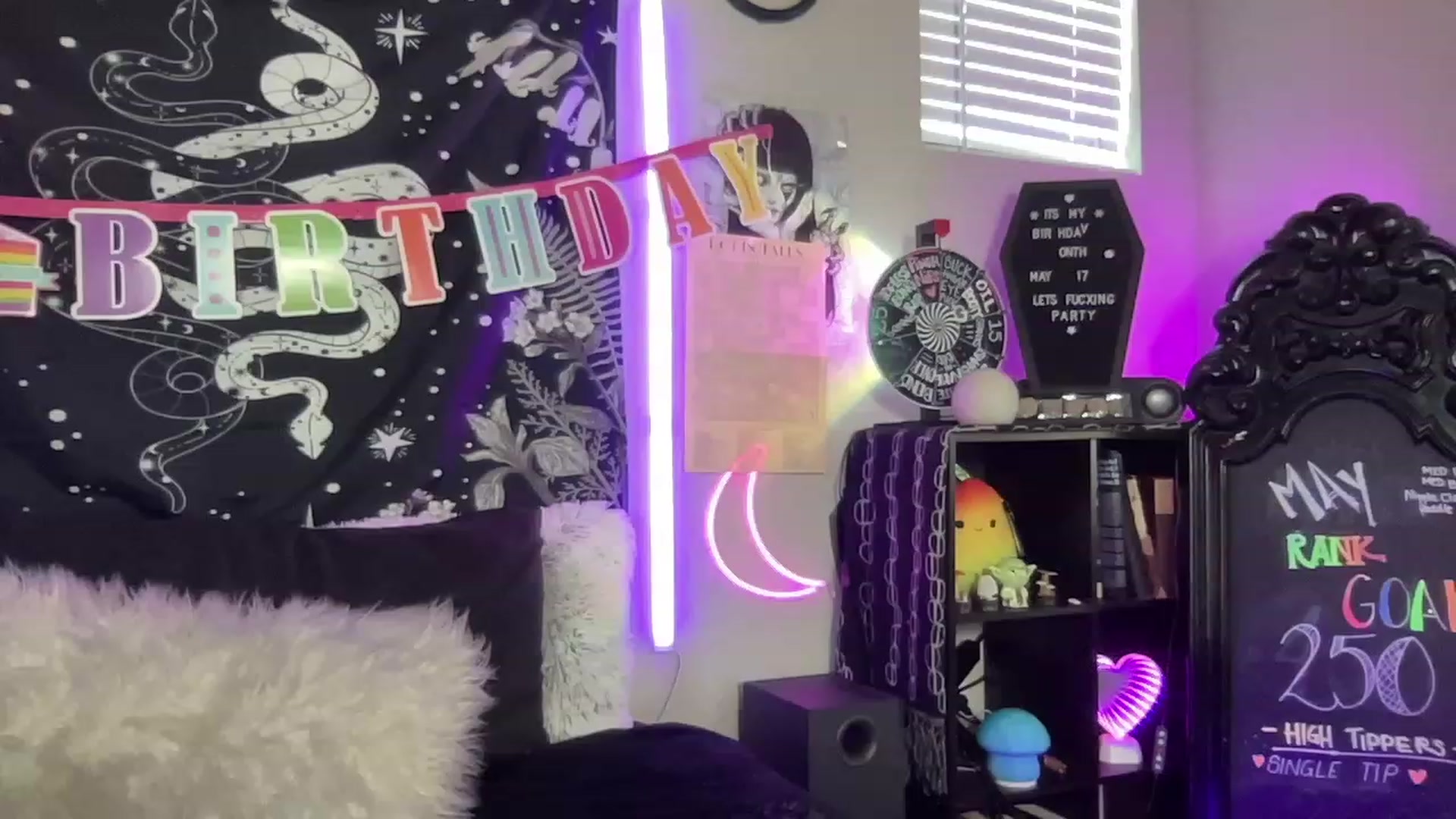 Gallery image thumbnail from RileyWoods's myfreecams stream on, 05/20/2023, 24:03 image 11 of 20