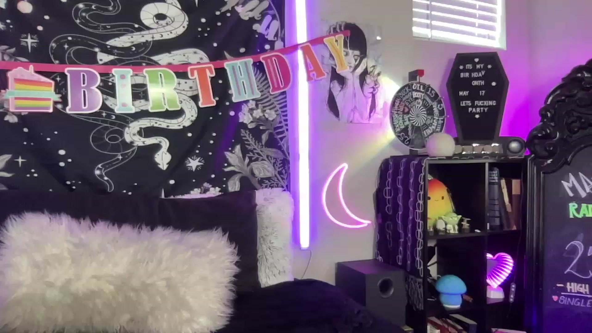 Gallery image thumbnail from RileyWoods's myfreecams stream on, 05/20/2023, 24:03 image 7 of 20