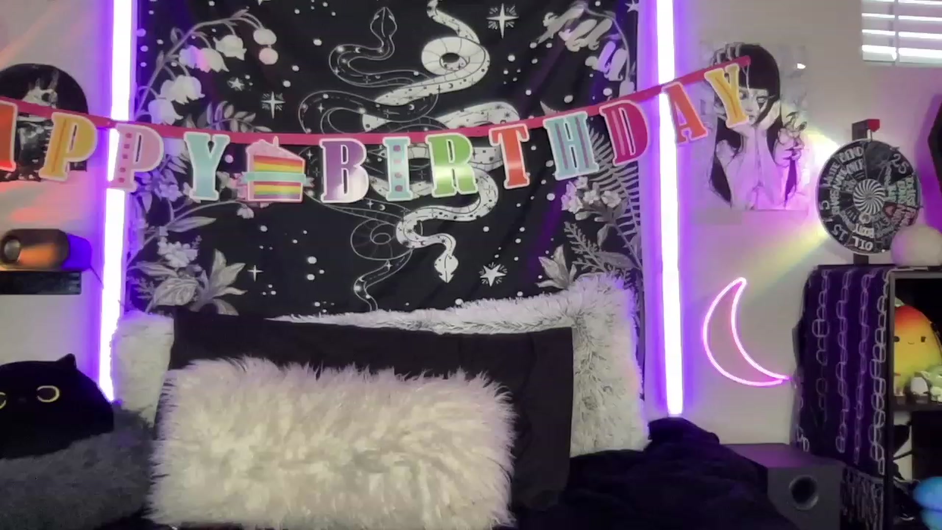 Gallery image thumbnail from RileyWoods's myfreecams stream on, 05/21/2023, 24:59 image 12 of 20