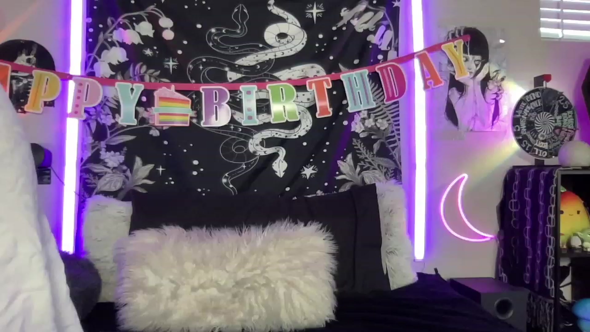 Gallery image thumbnail from RileyWoods's myfreecams stream on, 05/21/2023, 24:59 image 4 of 20