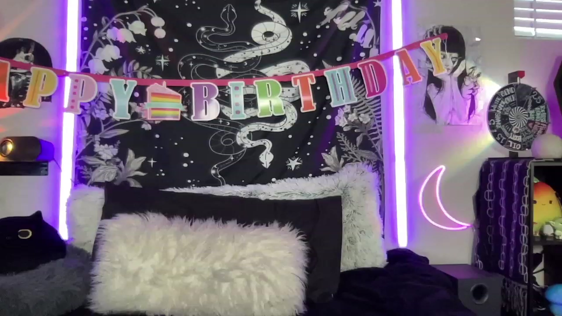 Gallery image thumbnail from RileyWoods's myfreecams stream on, 05/21/2023, 24:59 image 10 of 20