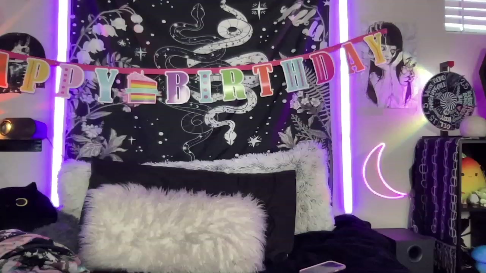 Gallery image thumbnail from RileyWoods's myfreecams stream on, 05/21/2023, 24:59 image 8 of 20
