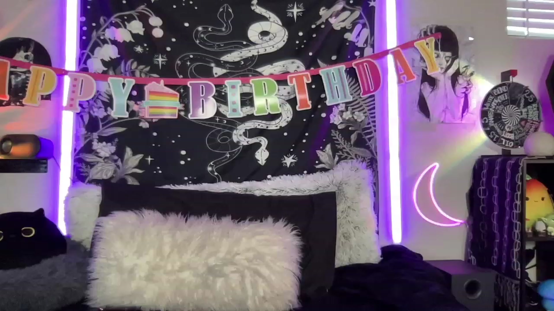 Gallery image thumbnail from RileyWoods's myfreecams stream on, 05/21/2023, 24:59 image 11 of 20