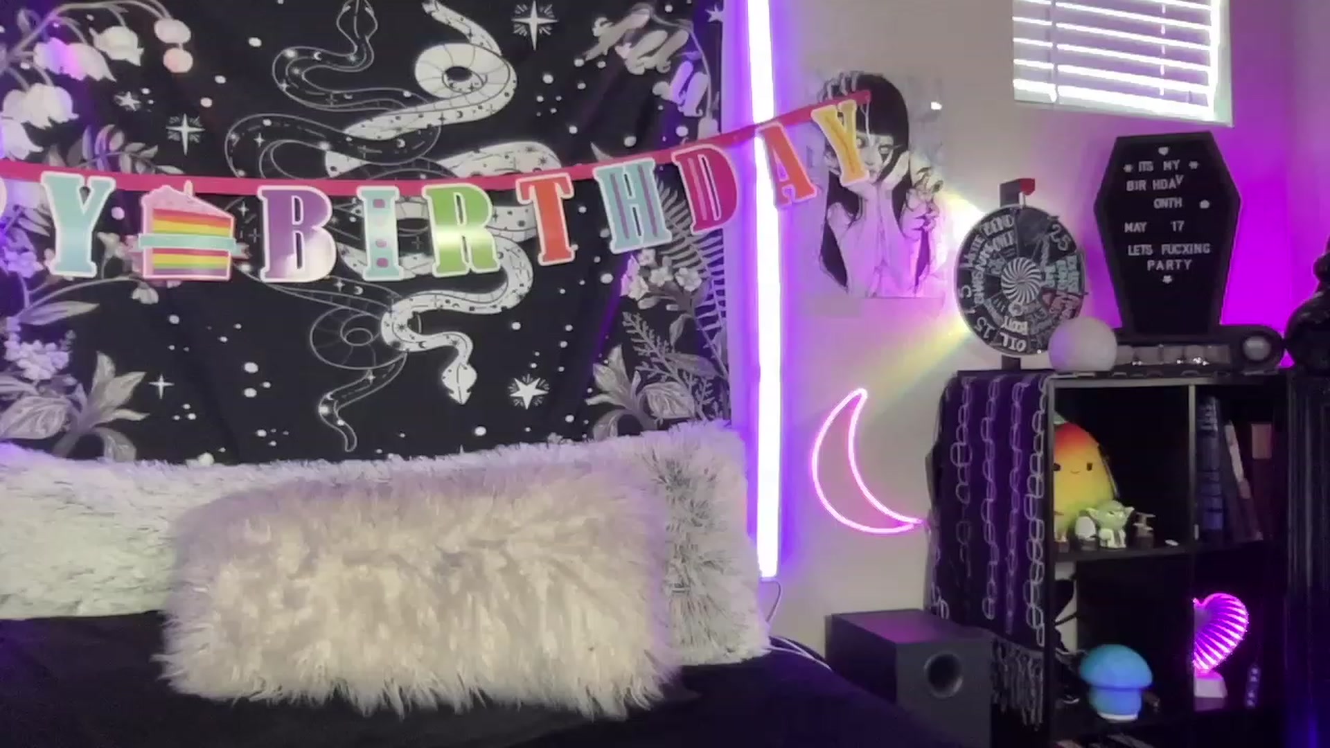 Gallery image thumbnail from RileyWoods's myfreecams stream on, 05/21/2023, 24:59 image 2 of 20