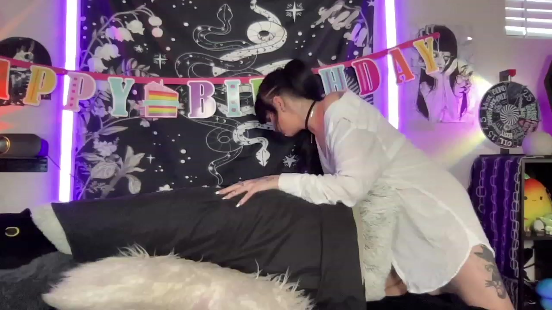 Gallery image thumbnail from RileyWoods's myfreecams stream on, 05/21/2023, 24:59 image 5 of 20