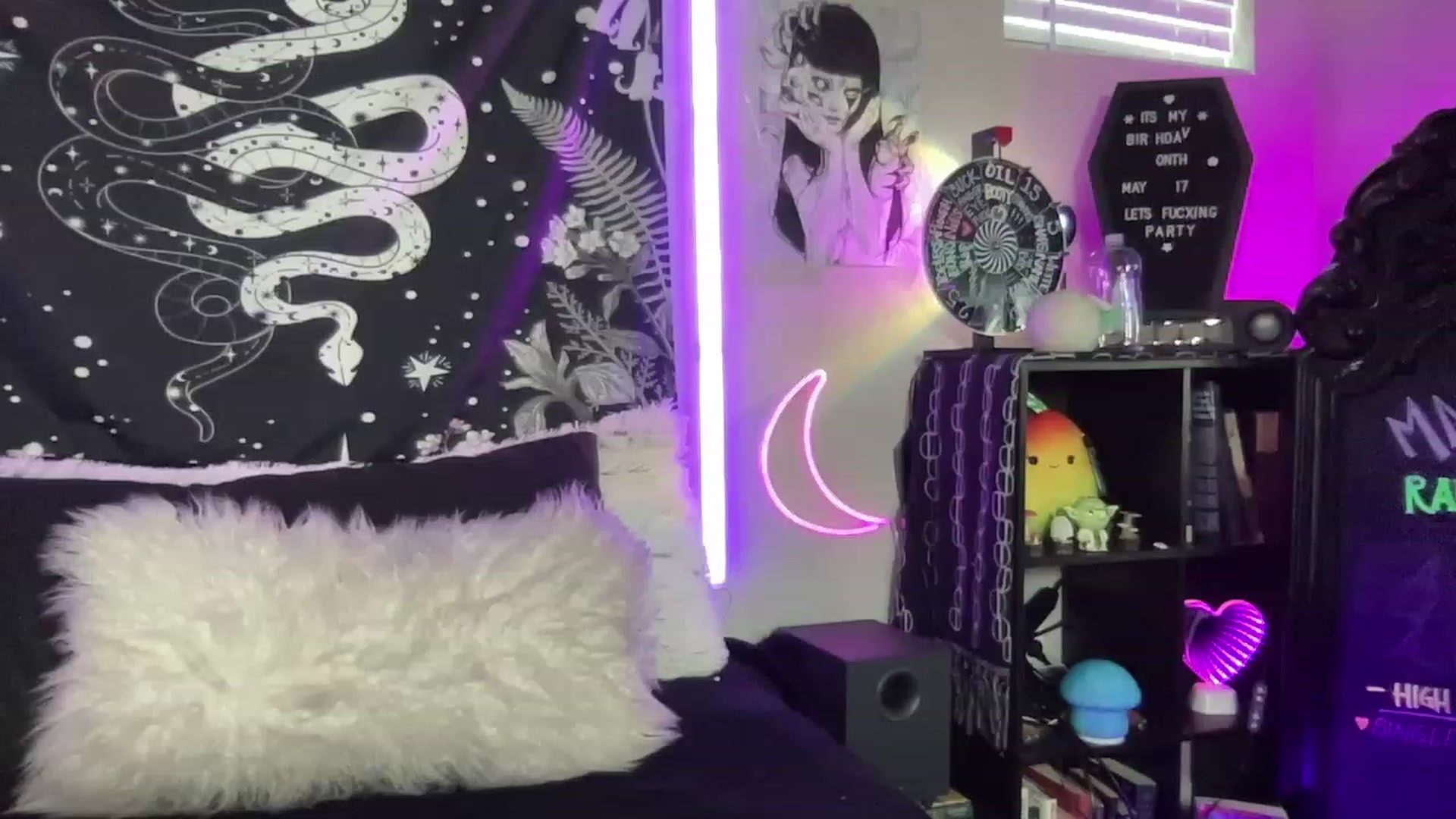Gallery image thumbnail from RileyWoods's myfreecams stream on, 05/22/2023, 02:11 image 2 of 20