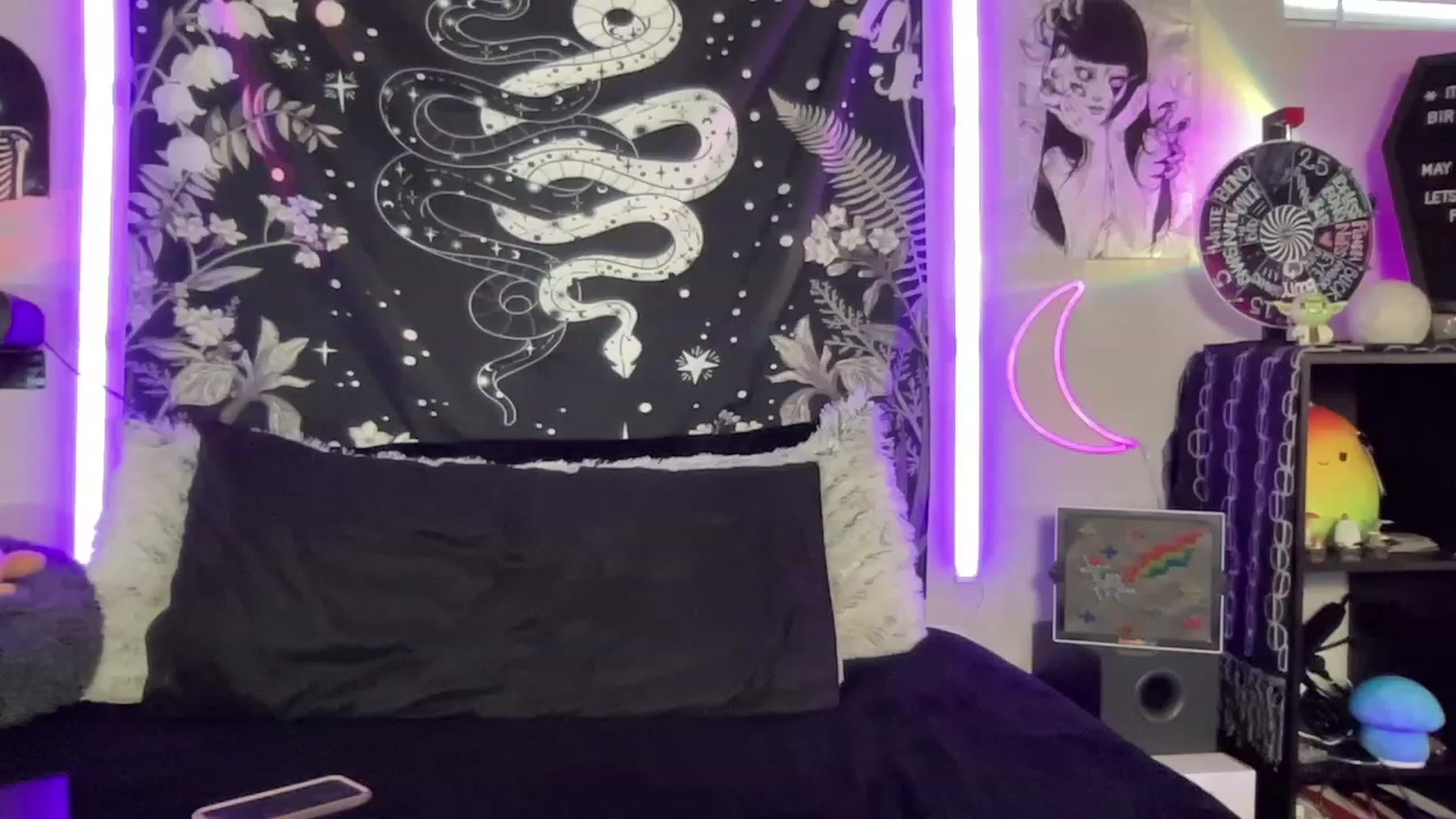 Gallery image thumbnail from RileyWoods's myfreecams stream on, 05/26/2023, 01:23 image 5 of 20