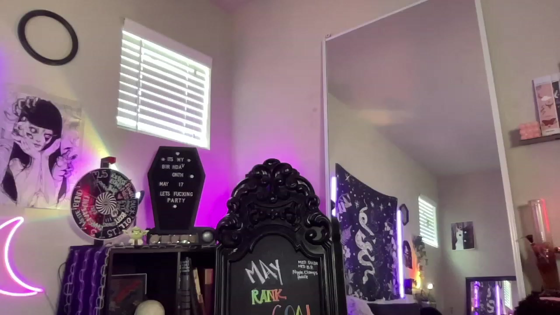 Gallery image thumbnail from RileyWoods's myfreecams stream on, 06/01/2023, 24:02 image 18 of 20