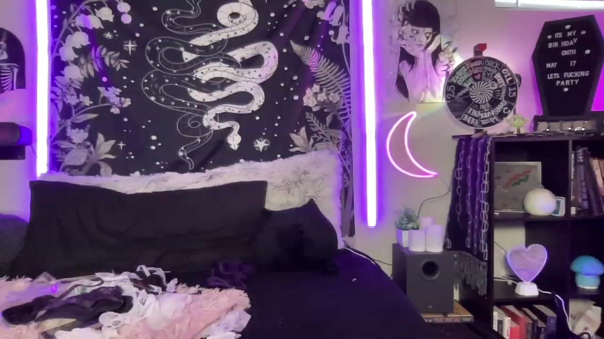 Gallery image thumbnail from RileyWoods's myfreecams stream on, 06/03/2023, 03:31 image 4 of 20