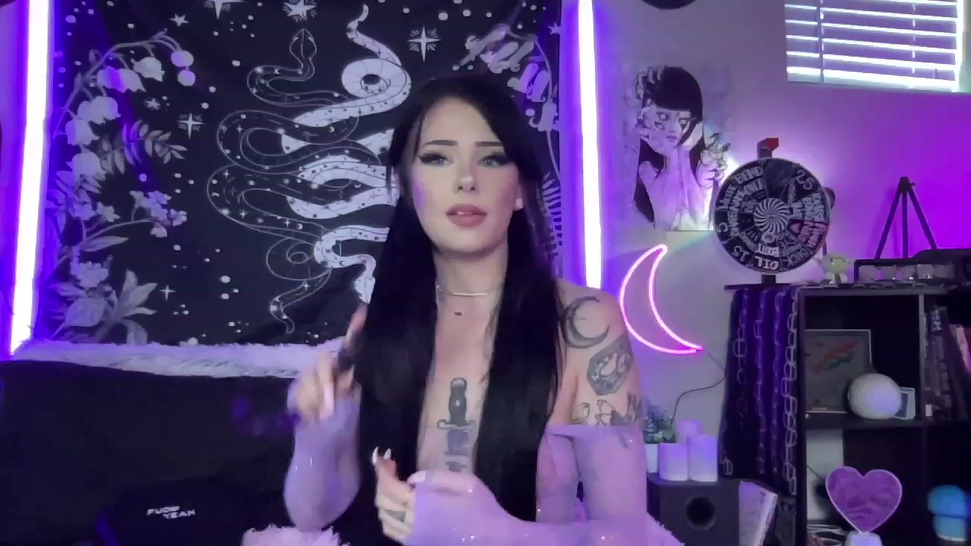 Gallery image thumbnail from RileyWoods's myfreecams stream on, 06/04/2023, 24:01 image 12 of 20