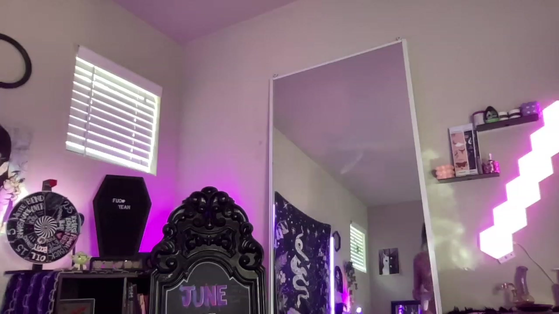 Gallery image thumbnail from RileyWoods's myfreecams stream on, 06/04/2023, 24:01 image 16 of 20