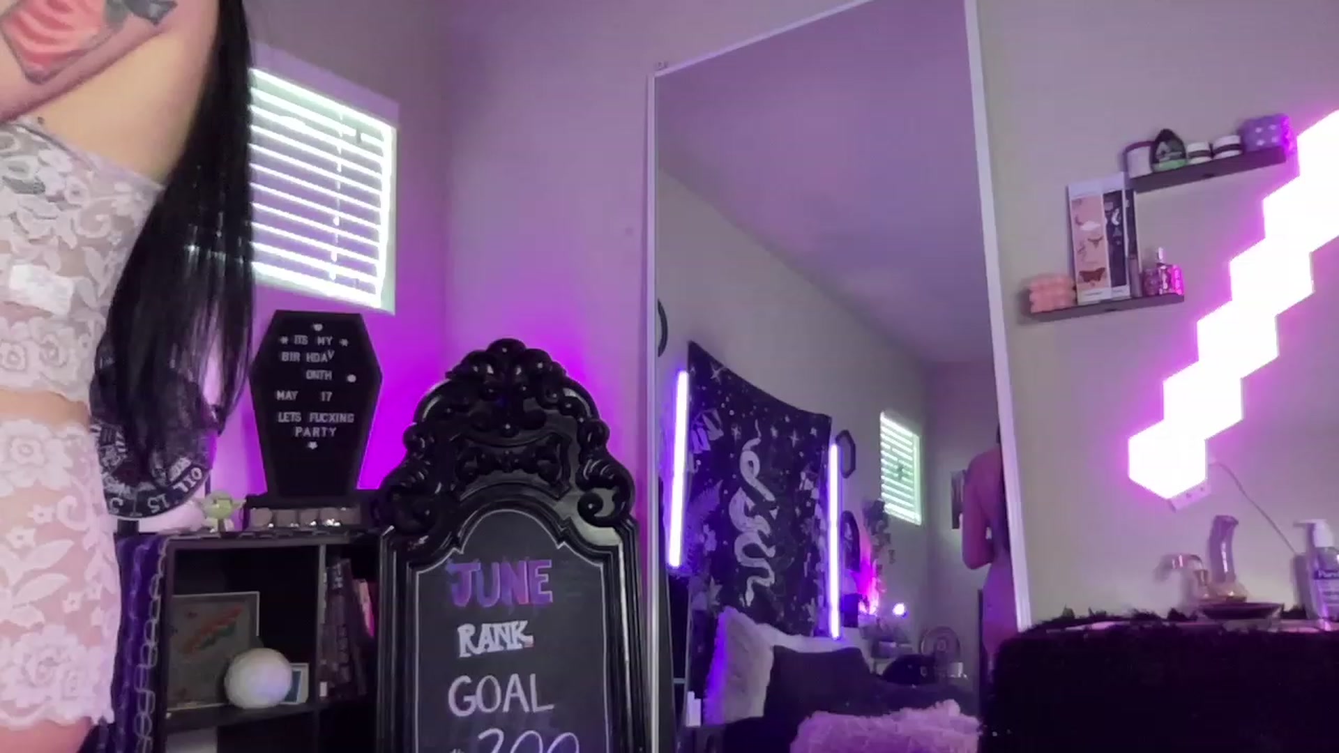 Gallery image thumbnail from RileyWoods's myfreecams stream on, 06/04/2023, 01:51 image 2 of 20