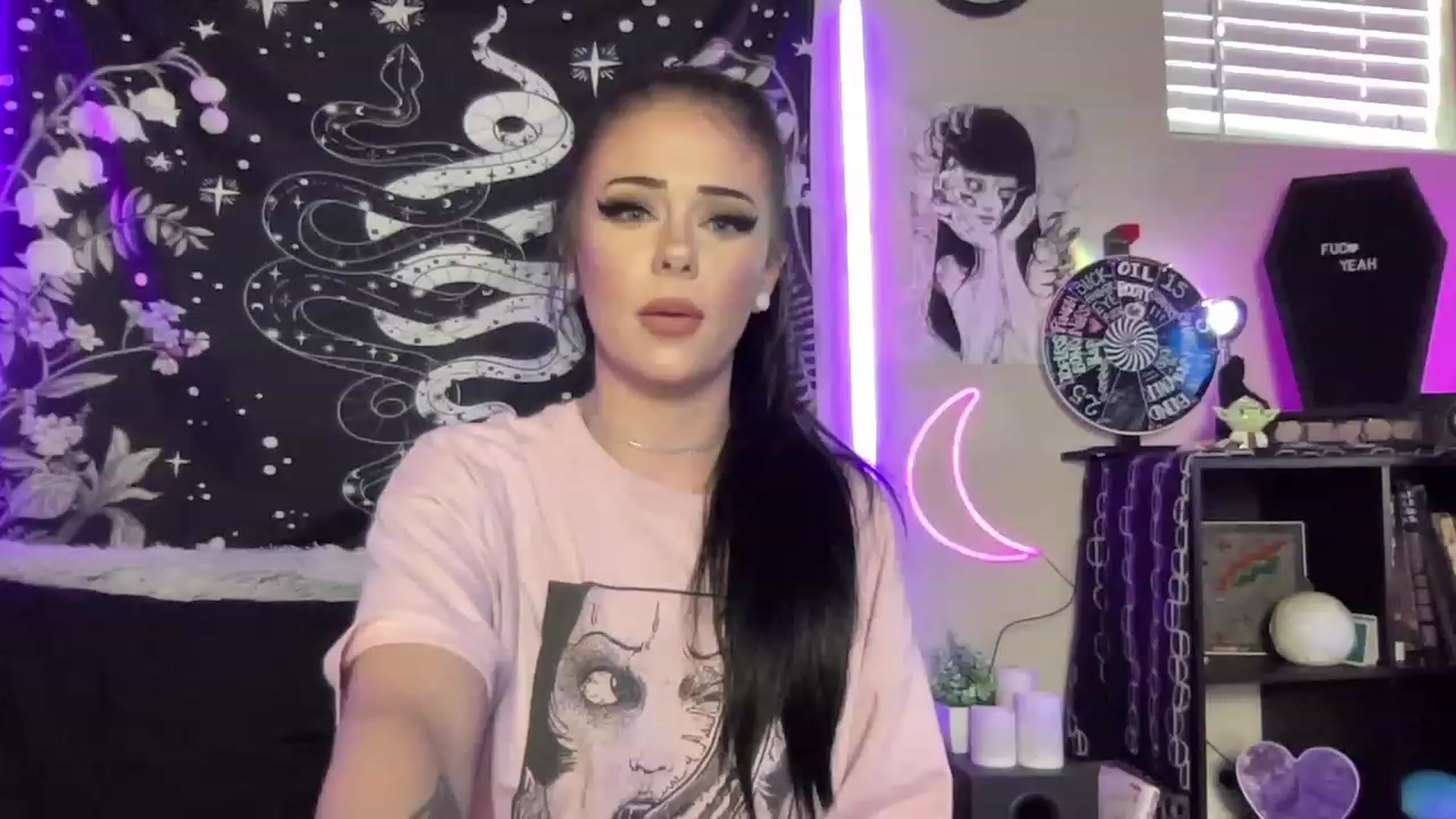 Gallery image thumbnail from RileyWoods's myfreecams stream on, 06/05/2023, 24:02 image 8 of 20