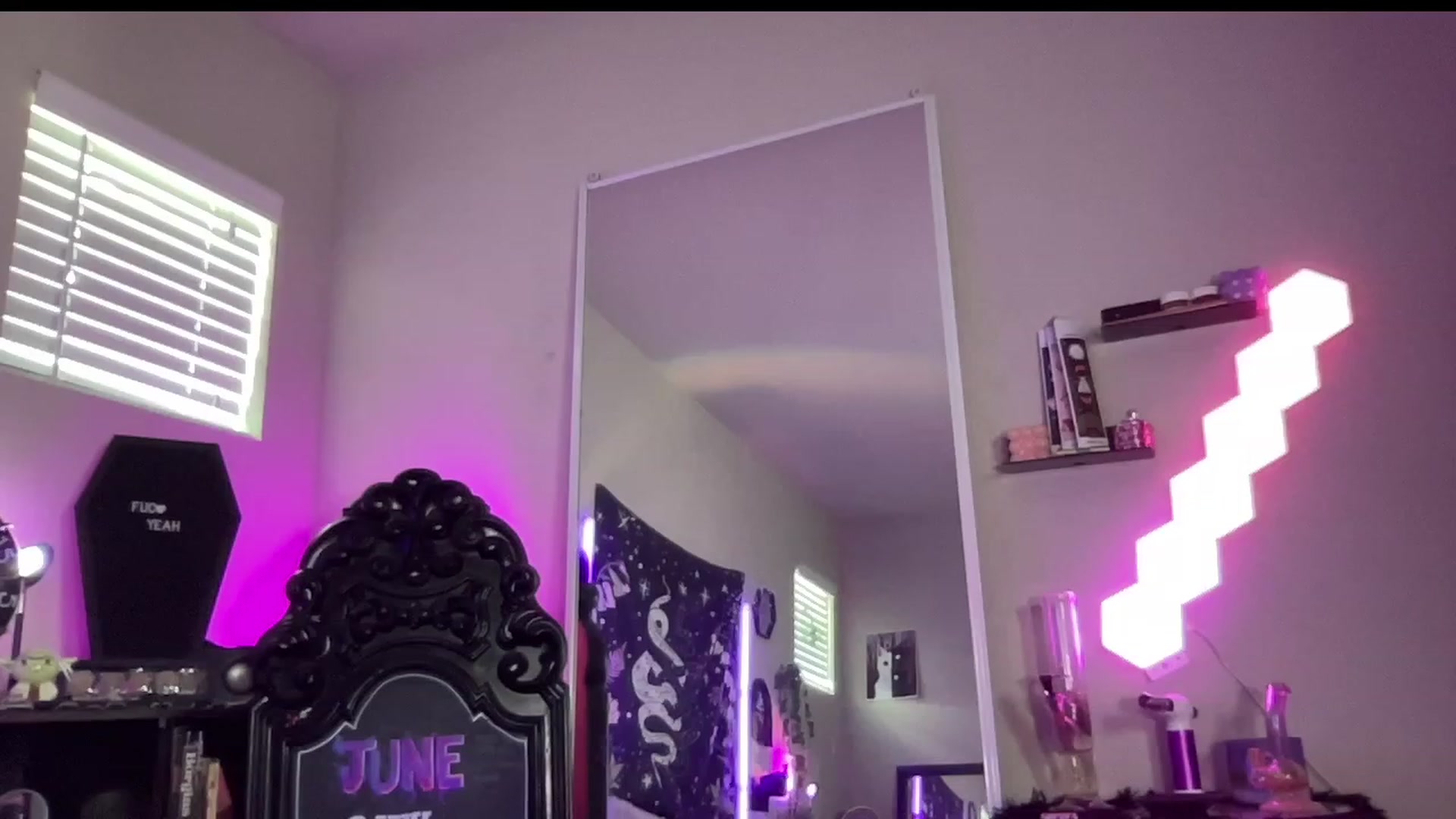 Gallery image thumbnail from RileyWoods's myfreecams stream on, 06/15/2023, 01:45 image 4 of 20