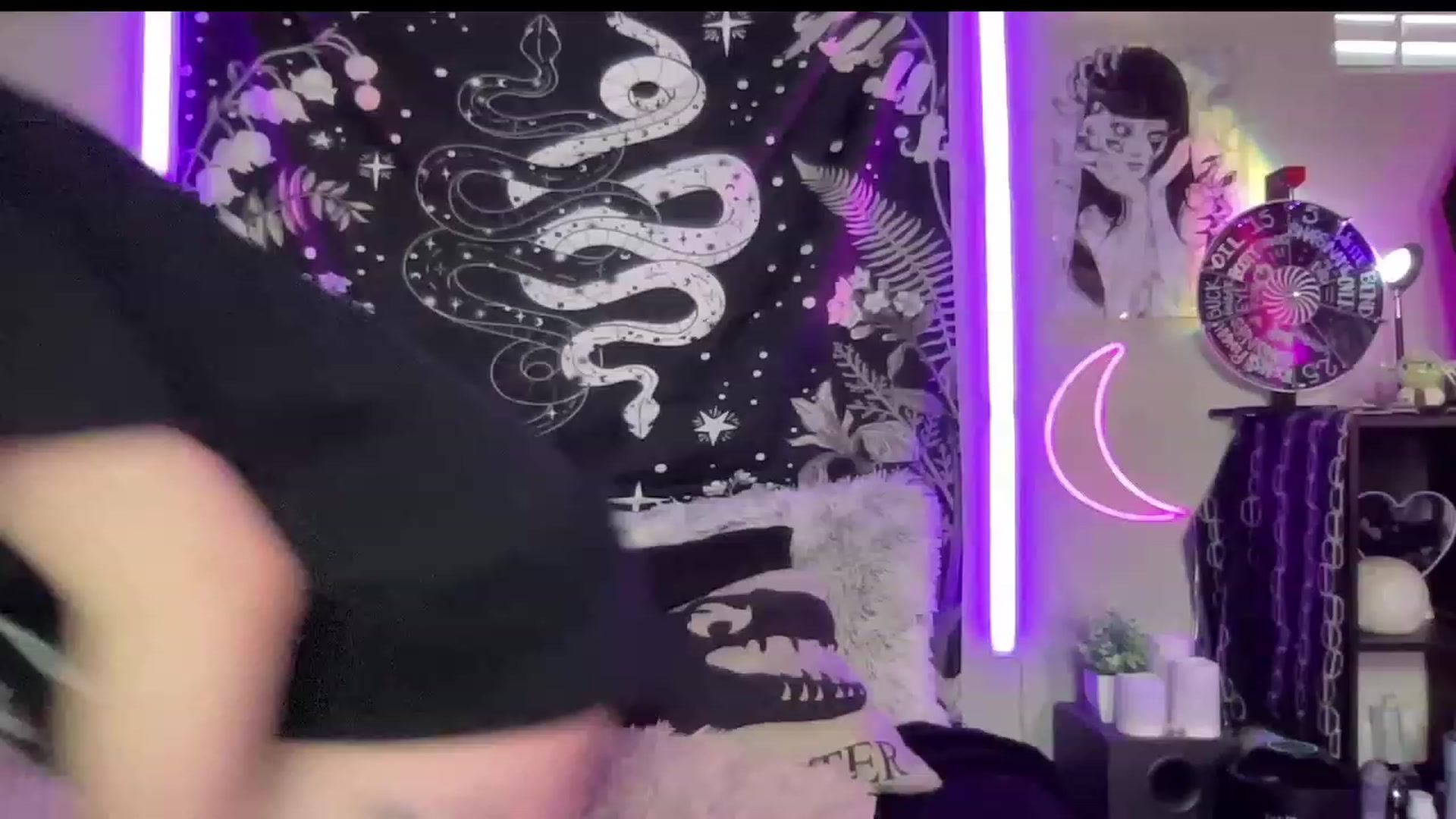 Gallery image thumbnail from RileyWoods's myfreecams stream on, 06/16/2023, 01:45 image 2 of 20
