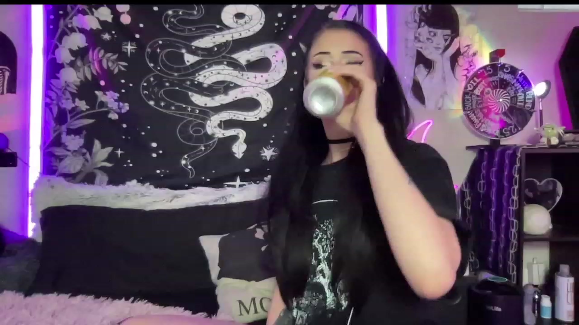 Gallery image thumbnail from RileyWoods's myfreecams stream on, 06/16/2023, 01:45 image 10 of 20