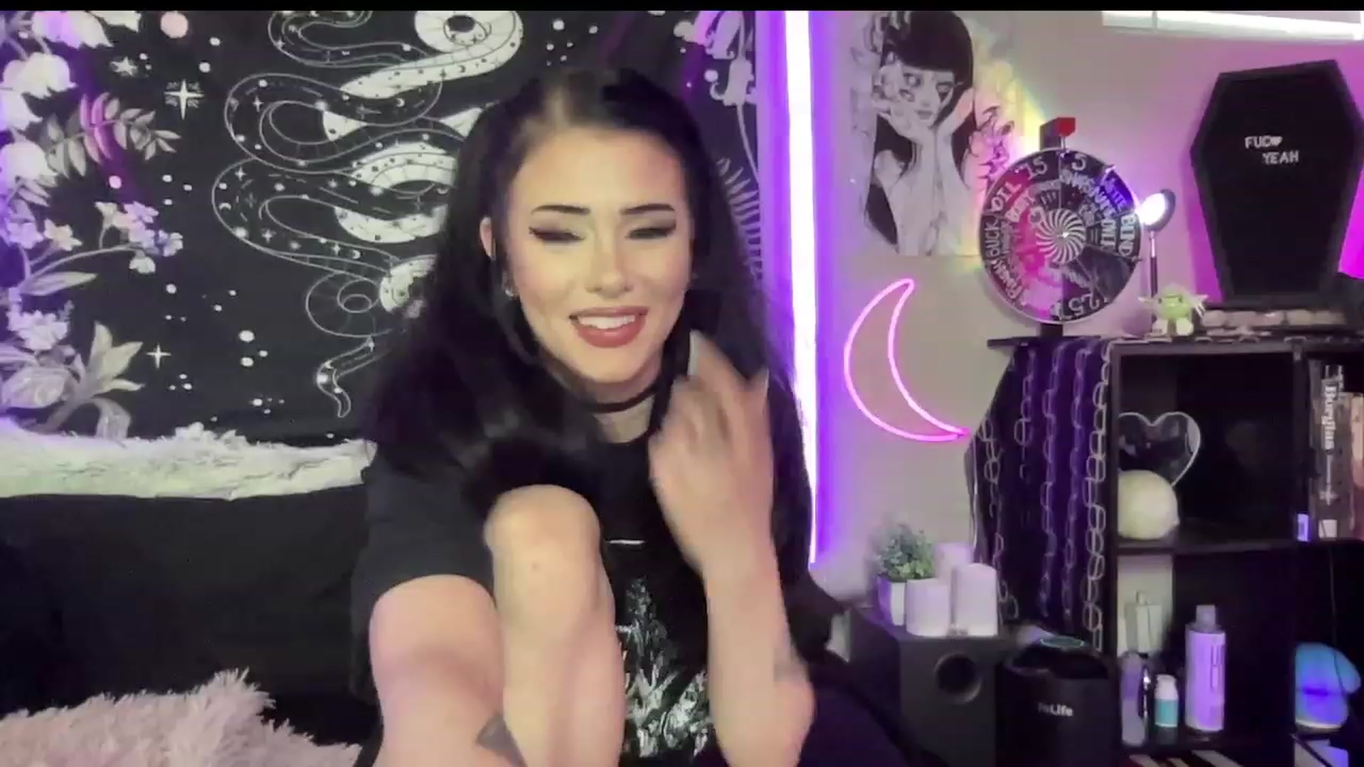 Gallery image thumbnail from RileyWoods's myfreecams stream on, 06/16/2023, 01:45 image 16 of 20