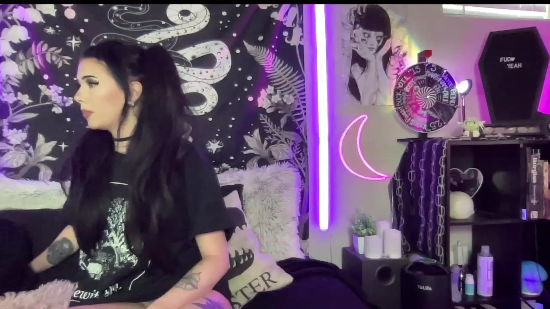 Gallery image thumbnail from RileyWoods's myfreecams stream on, 06/16/2023, 01:45 image 15 of 20