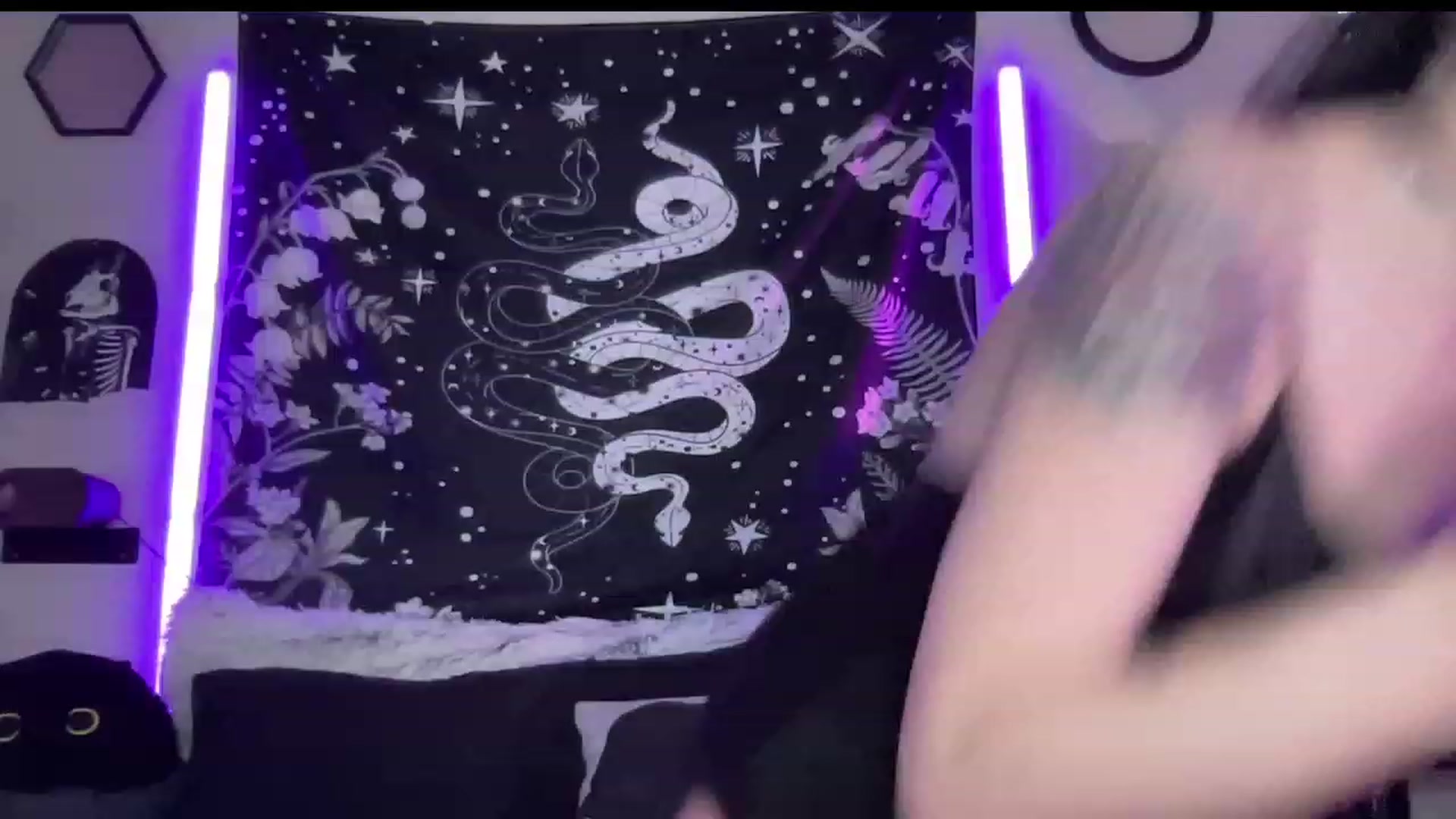 Gallery image thumbnail from RileyWoods's myfreecams stream on, 06/16/2023, 23:48 image 4 of 20