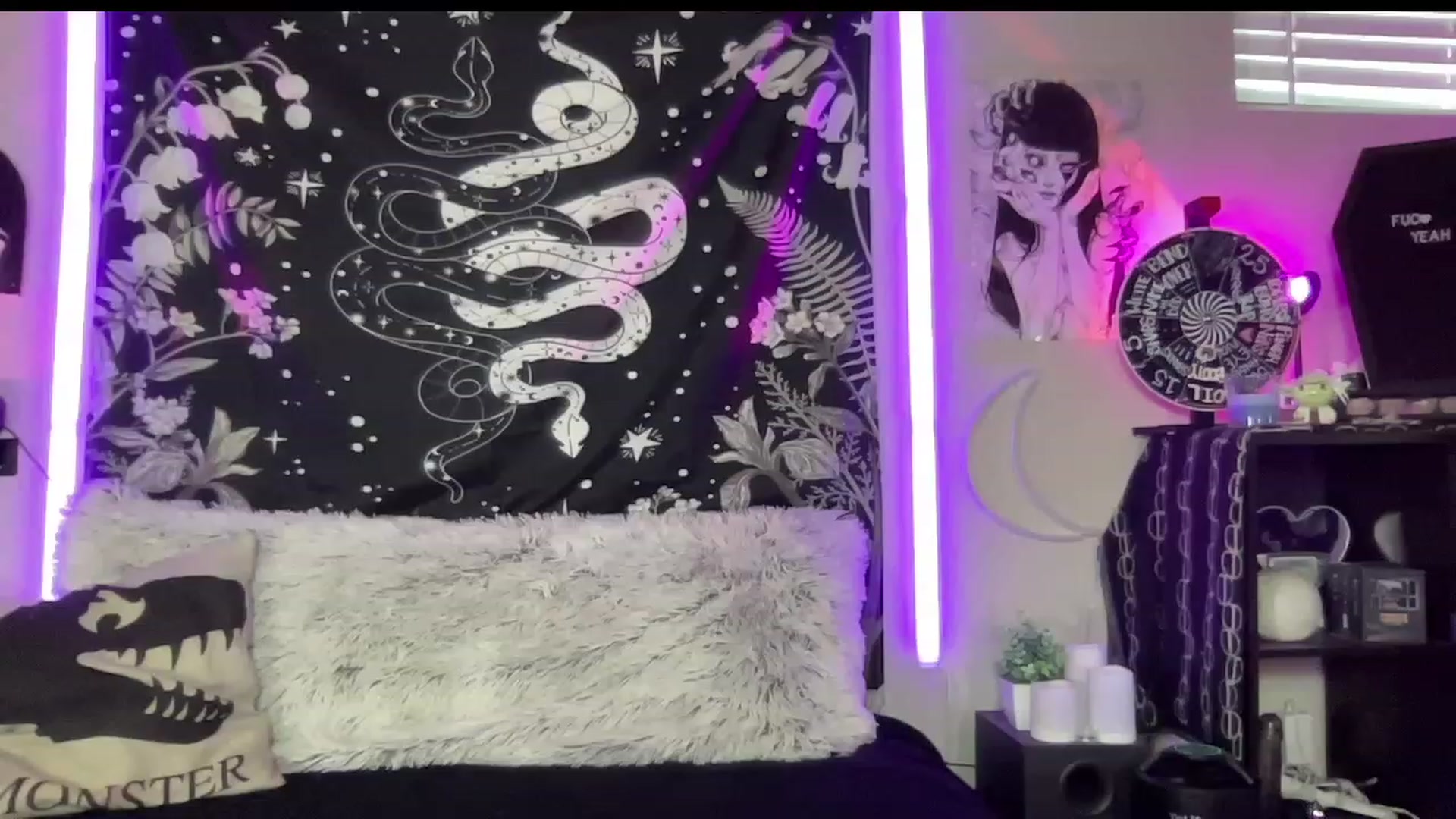 Gallery image thumbnail from RileyWoods's myfreecams stream on, 06/20/2023, 02:45 image 3 of 20