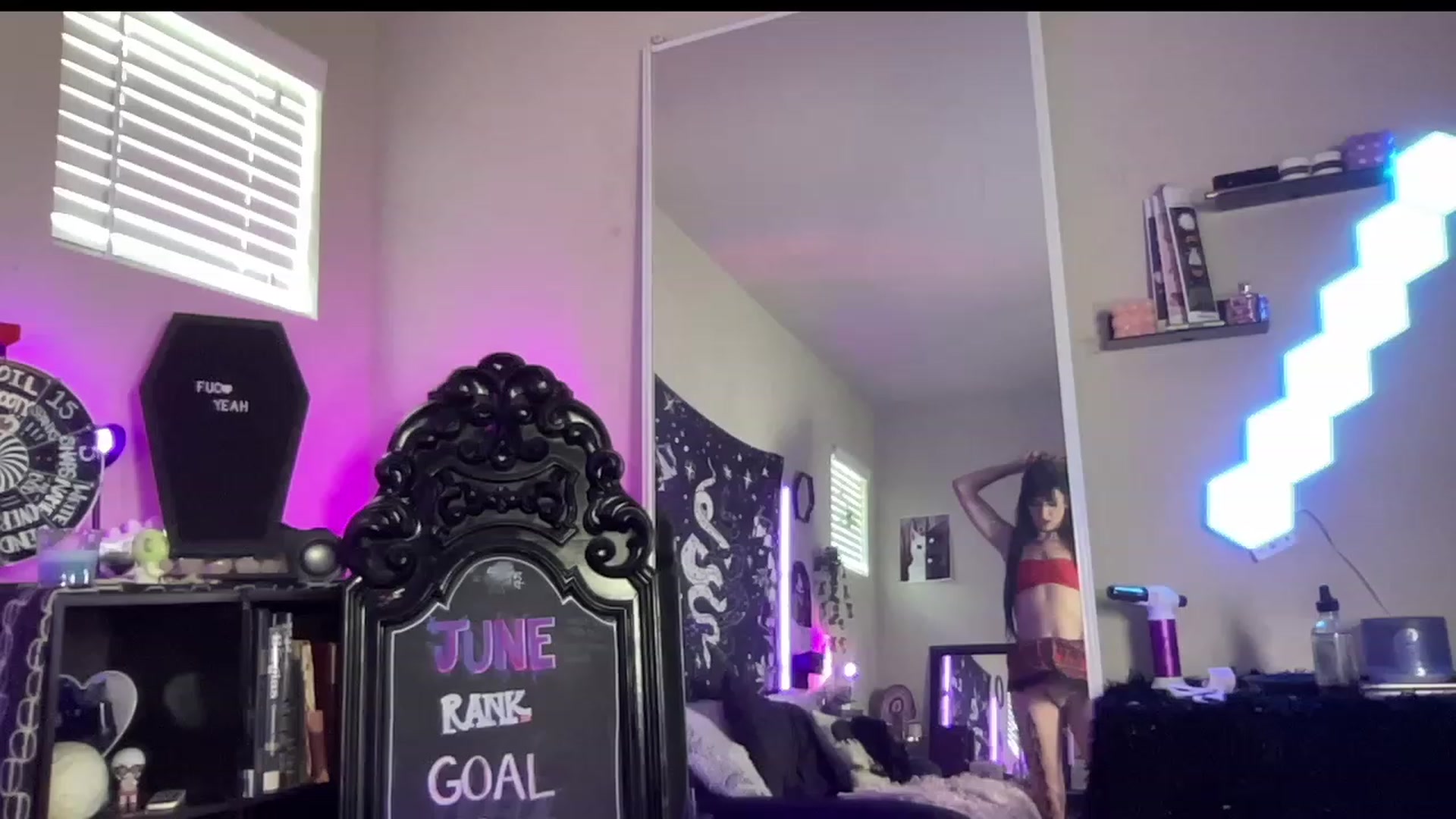 Gallery image thumbnail from RileyWoods's myfreecams stream on, 06/21/2023, 24:03 image 17 of 20