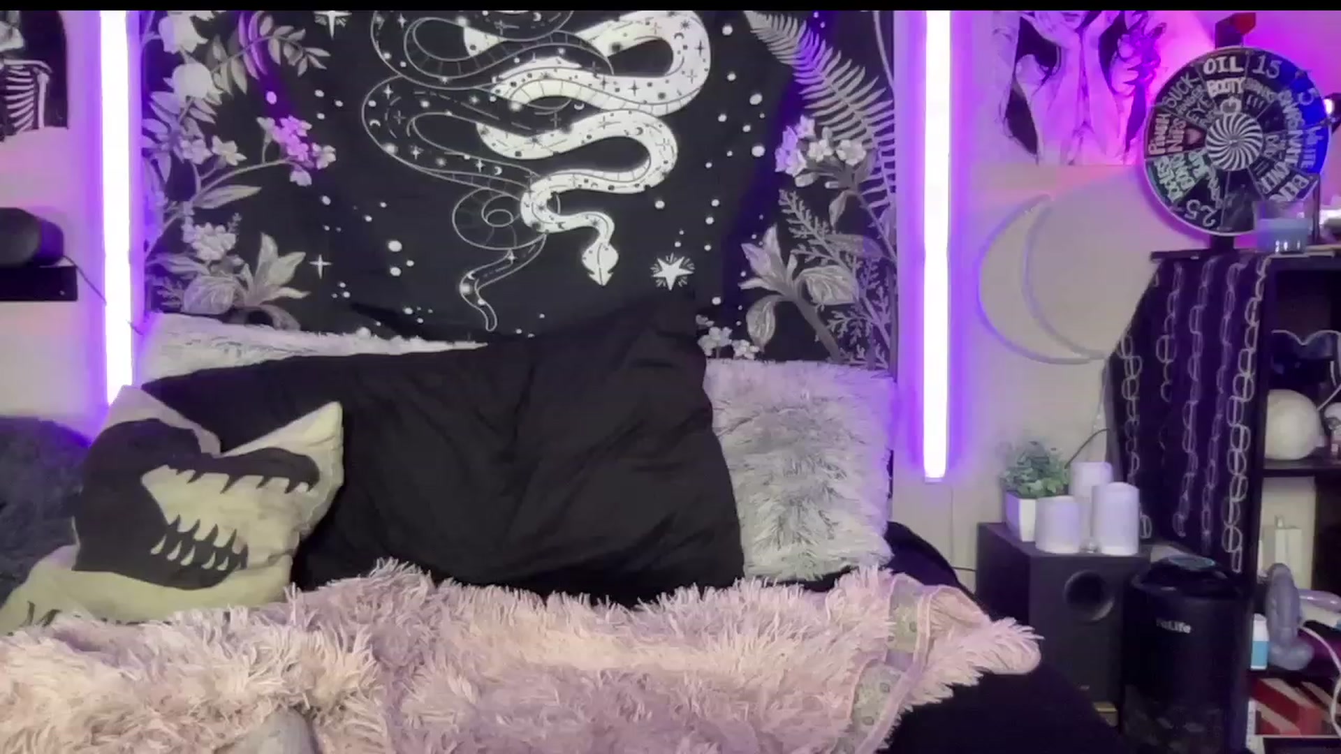 Gallery image thumbnail from RileyWoods's myfreecams stream on, 06/21/2023, 01:34 image 14 of 20