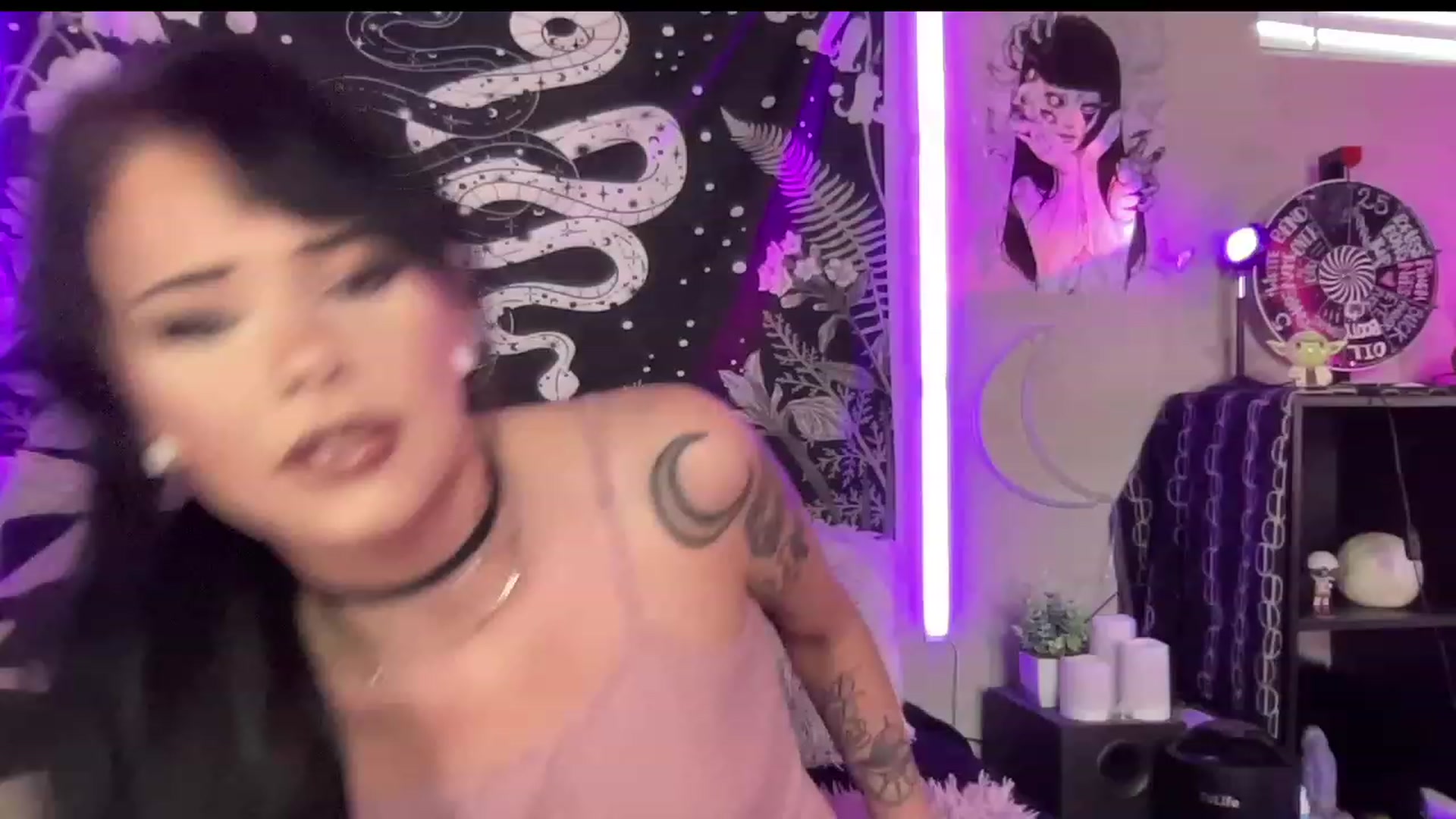 Gallery image thumbnail from RileyWoods's myfreecams stream on, 06/22/2023, 23:40 image 6 of 20