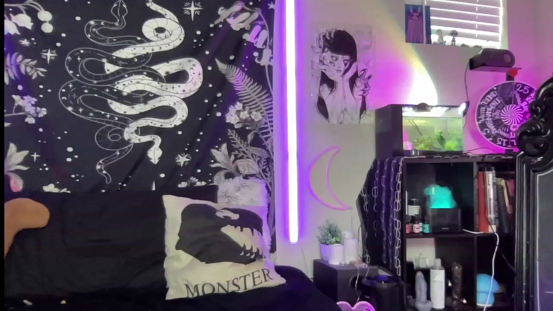 Gallery image thumbnail from RileyWoods's myfreecams stream on, 07/19/2023, 02:17 image 2 of 20