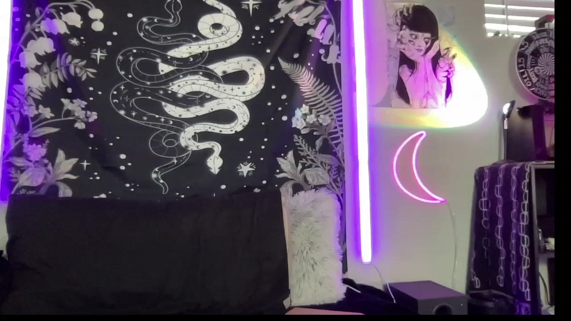 Gallery image thumbnail from RileyWoods's myfreecams stream on, 08/07/2023, 24:04 image 8 of 20