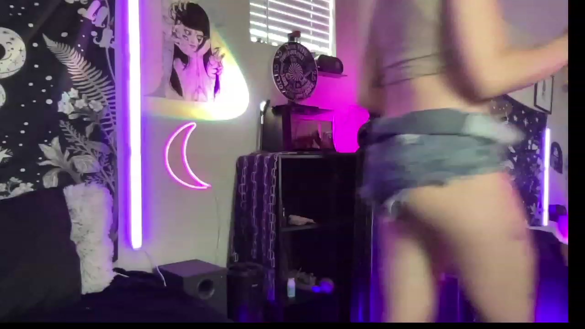 Gallery image thumbnail from RileyWoods's myfreecams stream on, 08/07/2023, 24:04 image 16 of 20