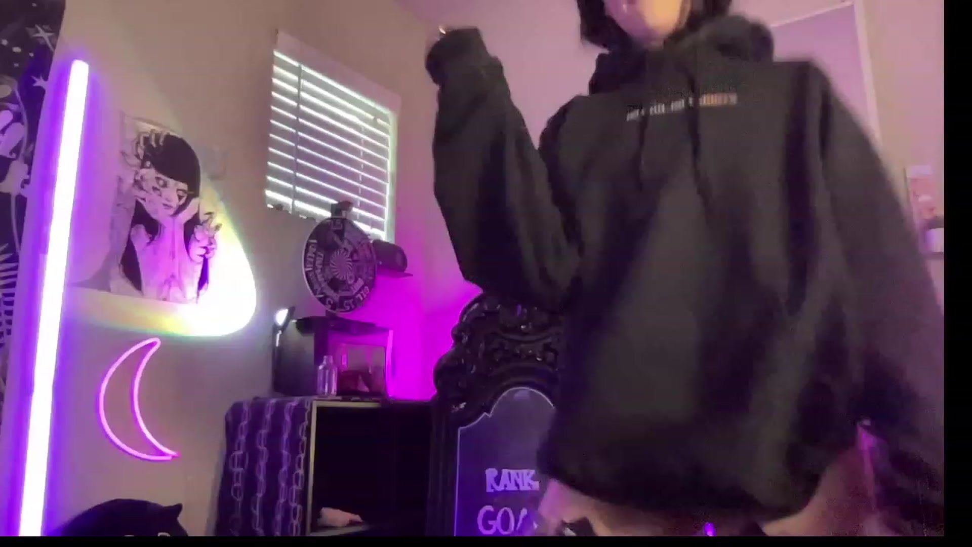 Gallery image thumbnail from RileyWoods's myfreecams stream on, 08/08/2023, 03:10 image 6 of 20