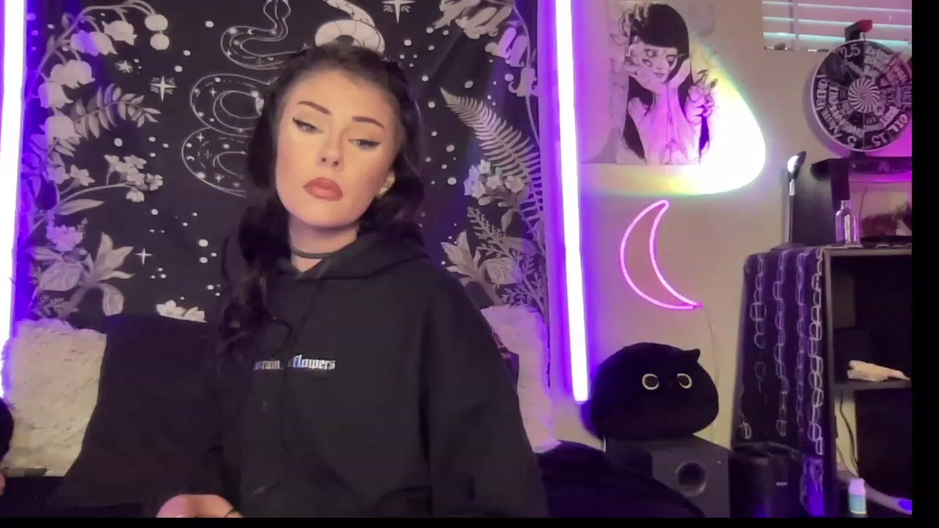 Gallery image thumbnail from RileyWoods's myfreecams stream on, 08/08/2023, 03:10 image 16 of 20