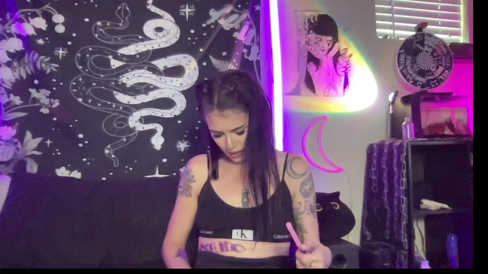 Gallery image thumbnail from RileyWoods's myfreecams stream on, 08/10/2023, 03:03 image 8 of 20