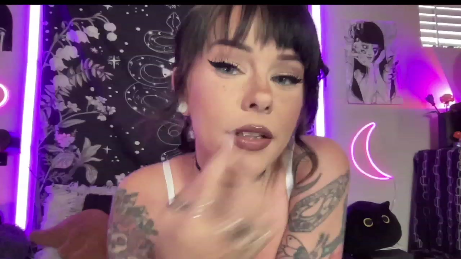 Gallery image thumbnail from RileyWoods's myfreecams stream on, 08/26/2023, 23:12 image 9 of 20