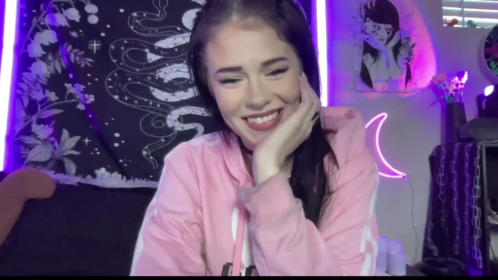 Gallery image thumbnail from RileyWoods's myfreecams stream on, 09/18/2023, 24:01 image 19 of 20