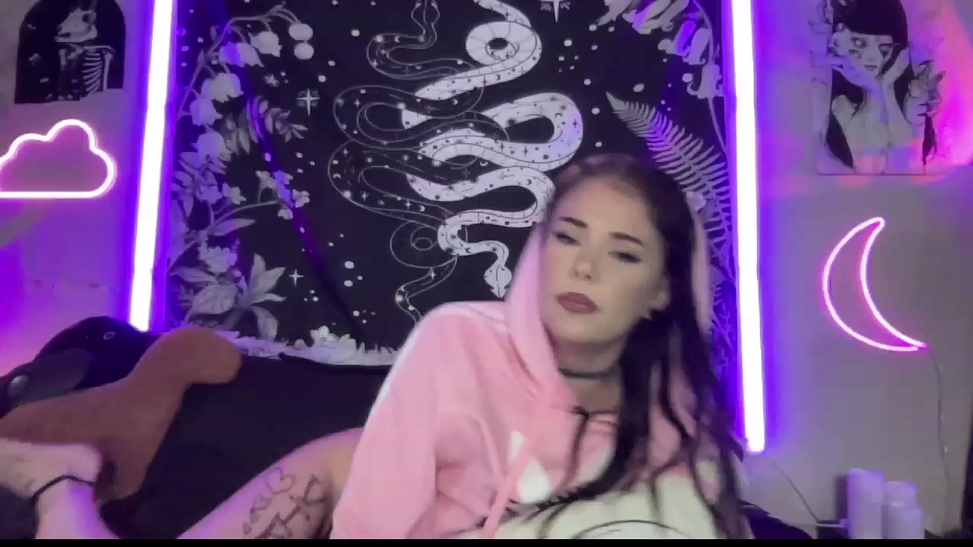 Gallery image thumbnail from RileyWoods's myfreecams stream on, 09/18/2023, 24:01 image 15 of 20