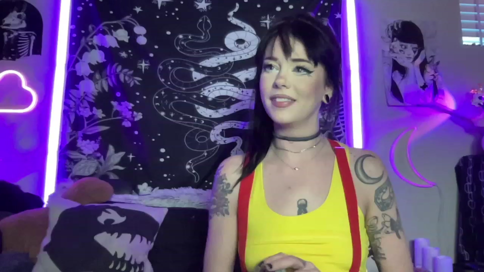 Gallery image thumbnail from RileyWoods's myfreecams stream on, 10/09/2023, 01:17 image 8 of 20