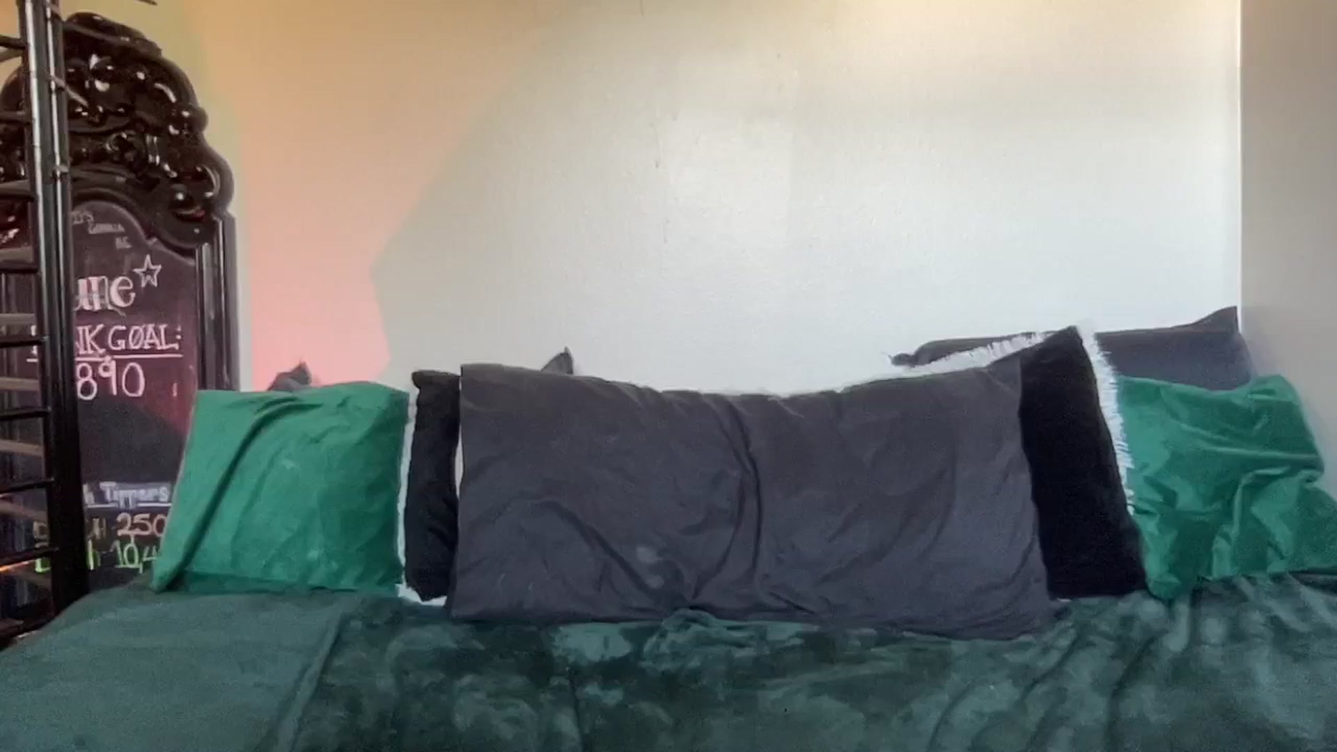 Gallery image thumbnail from RileyWoods's myfreecams stream on, 08/29/2024, 02:19 image 6 of 20