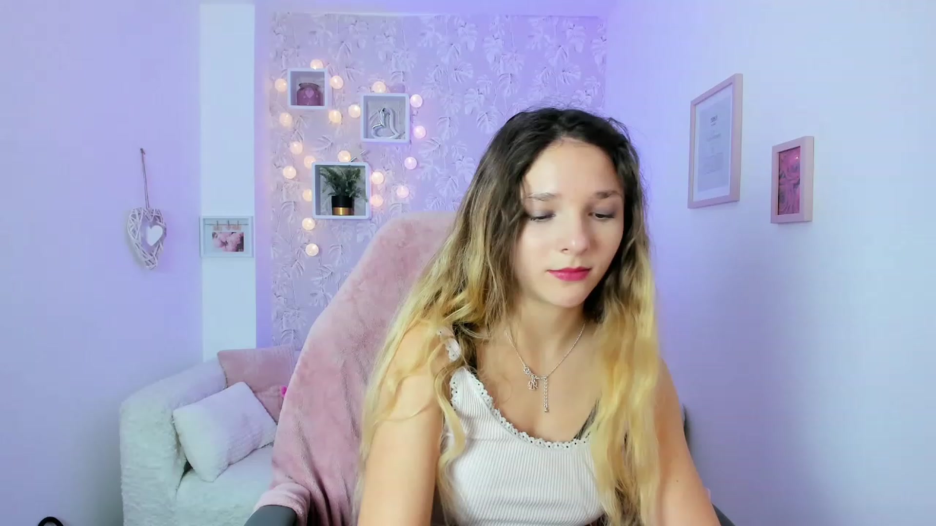 Gallery image thumbnail from Riley_Cutie's myfreecams stream on, 12/19/2022, 12:14 image 15 of 20