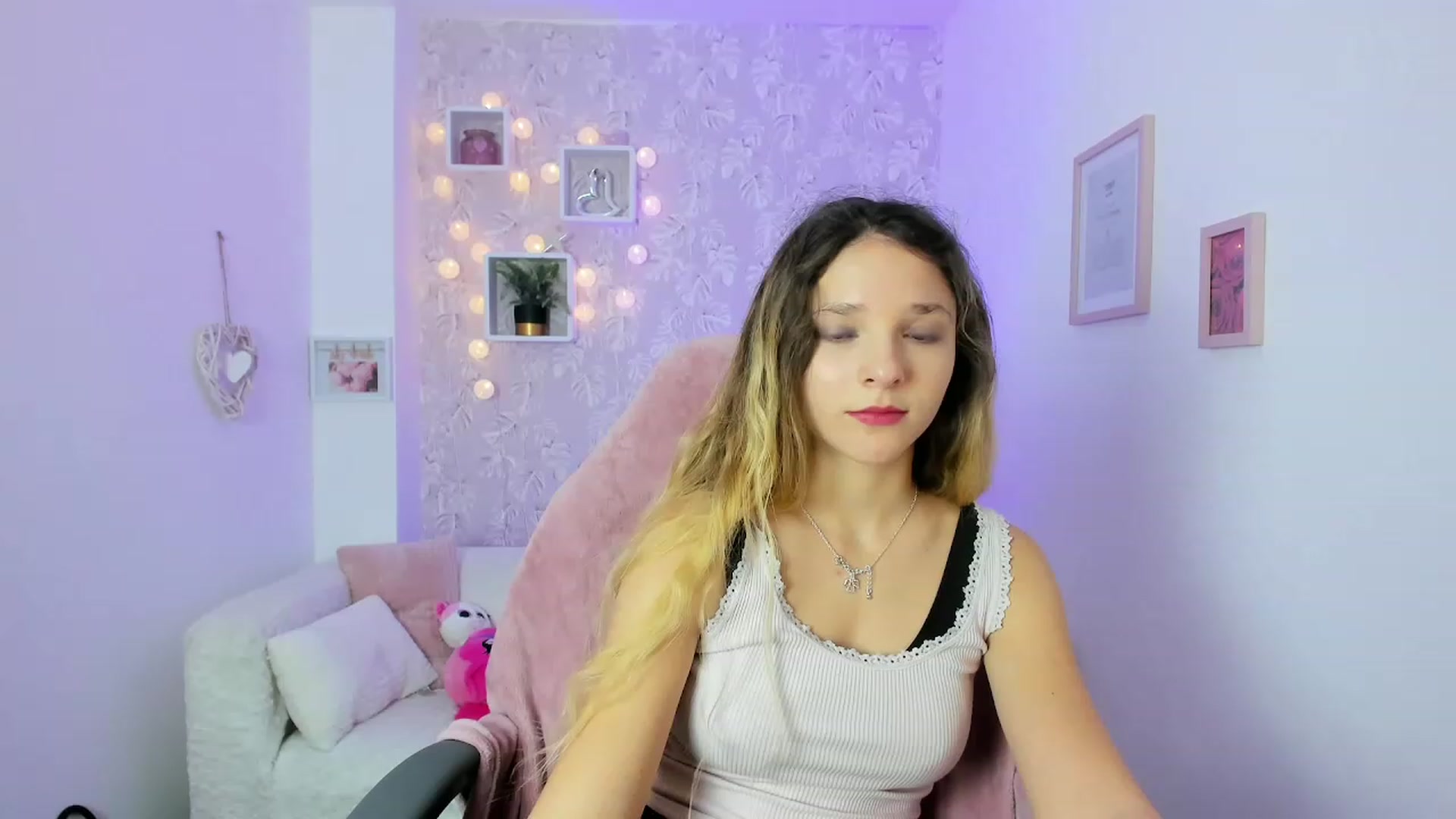 Gallery image thumbnail from Riley_Cutie's myfreecams stream on, 12/19/2022, 12:14 image 7 of 20