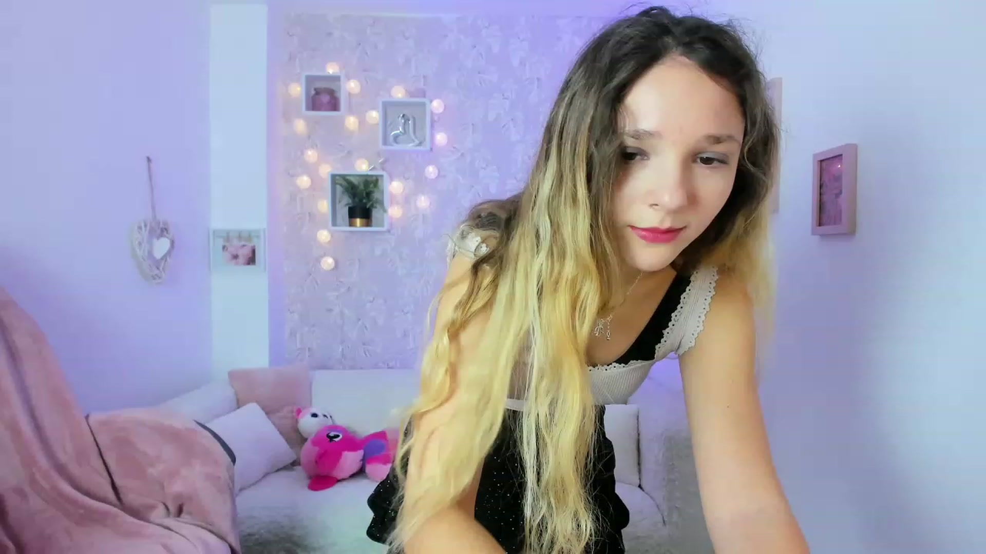 Gallery image thumbnail from Riley_Cutie's myfreecams stream on, 12/19/2022, 12:14 image 10 of 20